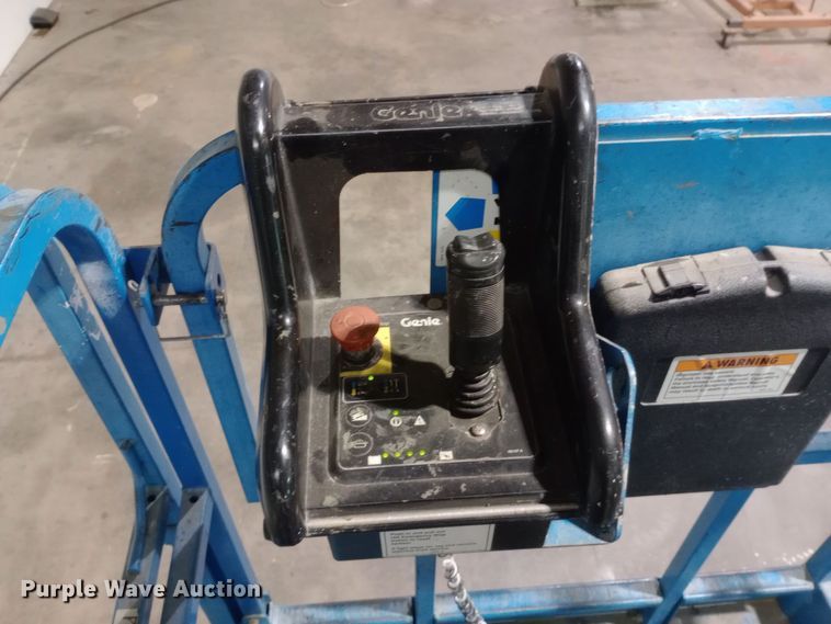 image for item DW0935 2002 Genie GS-3246 scissor lift