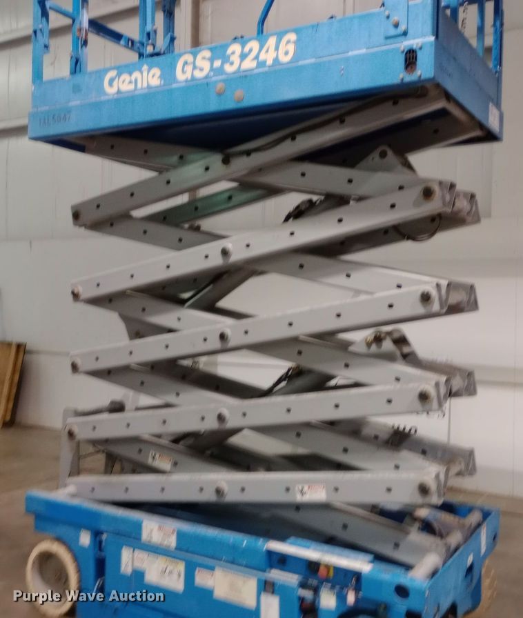 image for item DW0935 2002 Genie GS-3246 scissor lift