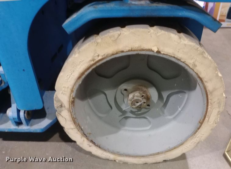 image for item DW0935 2002 Genie GS-3246 scissor lift