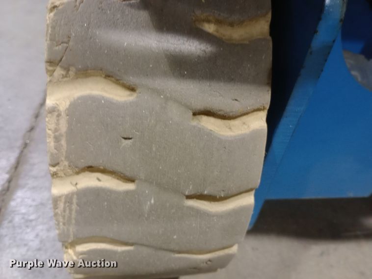 image for item DW0935 2002 Genie GS-3246 scissor lift