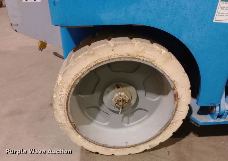 image for item DW0935 2002 Genie GS-3246 scissor lift