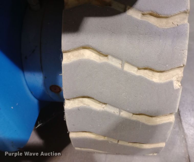 image for item DW0935 2002 Genie GS-3246 scissor lift