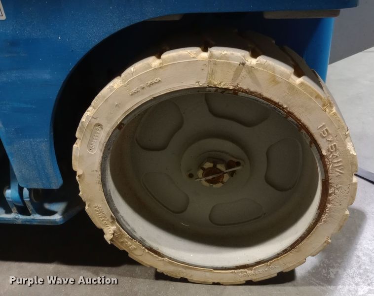 image for item DW0935 2002 Genie GS-3246 scissor lift