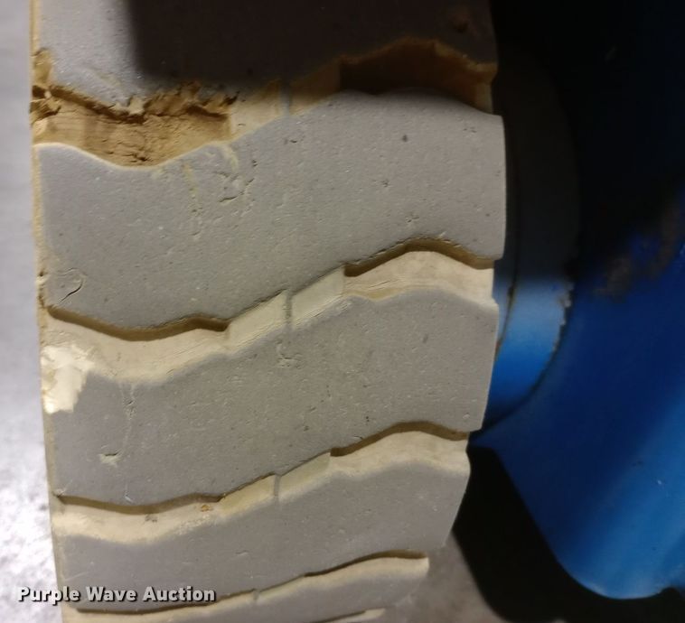 image for item DW0935 2002 Genie GS-3246 scissor lift