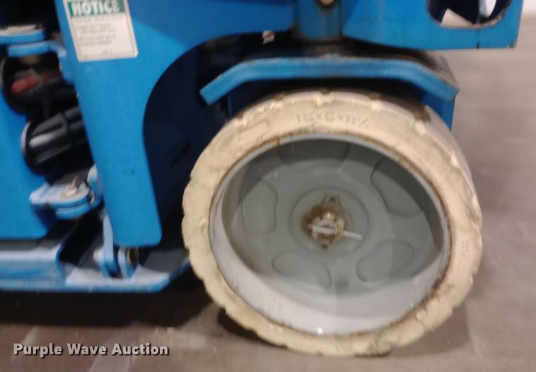 image for item DW0935 2002 Genie GS-3246 scissor lift