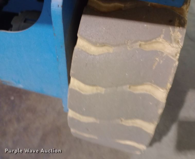 image for item DW0935 2002 Genie GS-3246 scissor lift