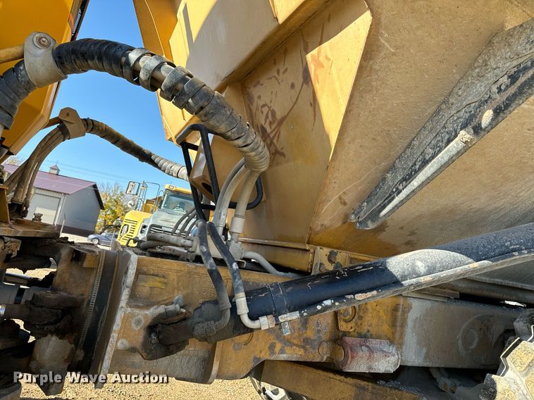 image for item DW2418 2004 Caterpillar 740 haul truck