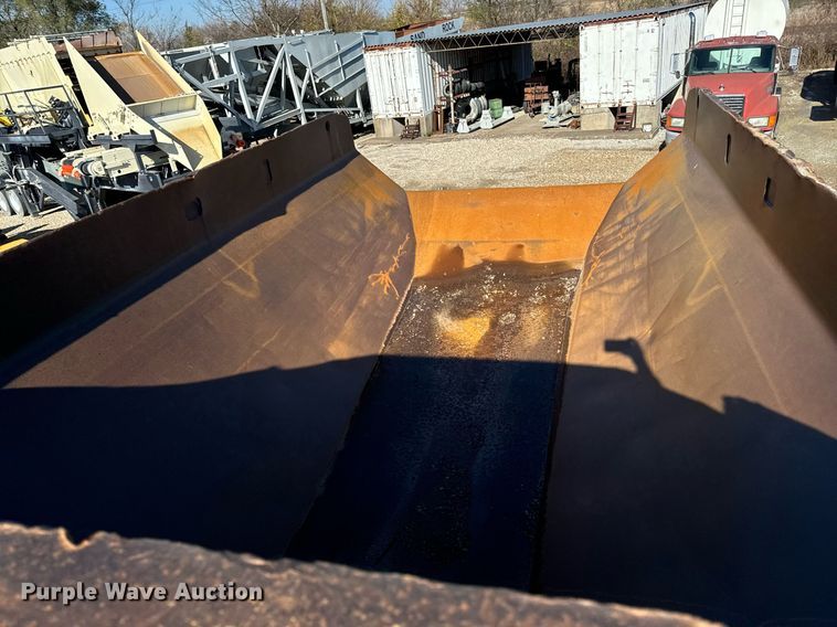 image for item DW2418 2004 Caterpillar 740 haul truck