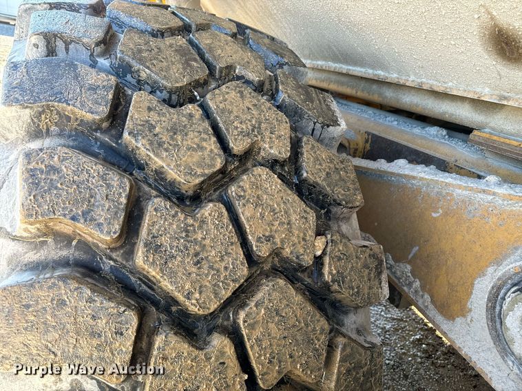 image for item DW2418 2004 Caterpillar 740 haul truck