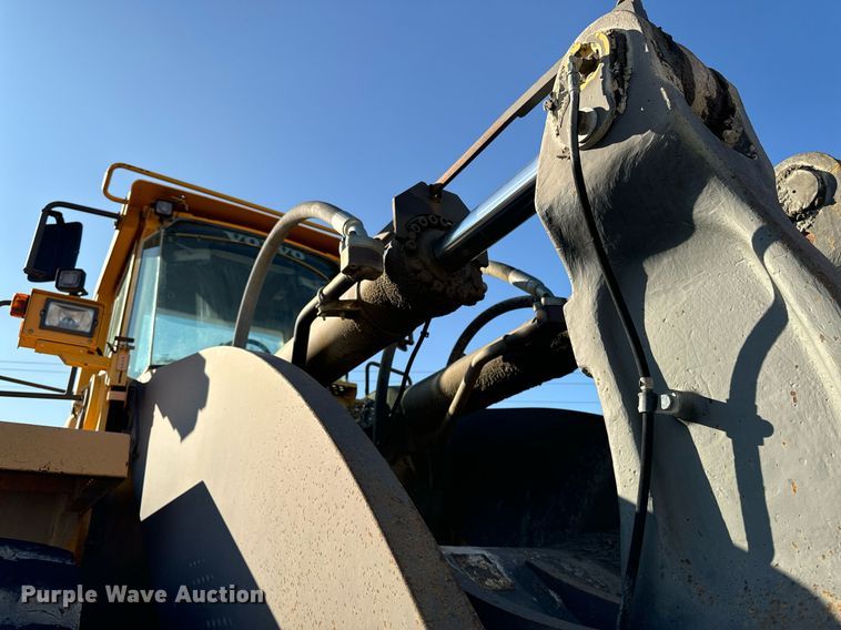 image for item DW2420 2006 Volvo L330E wheel loader