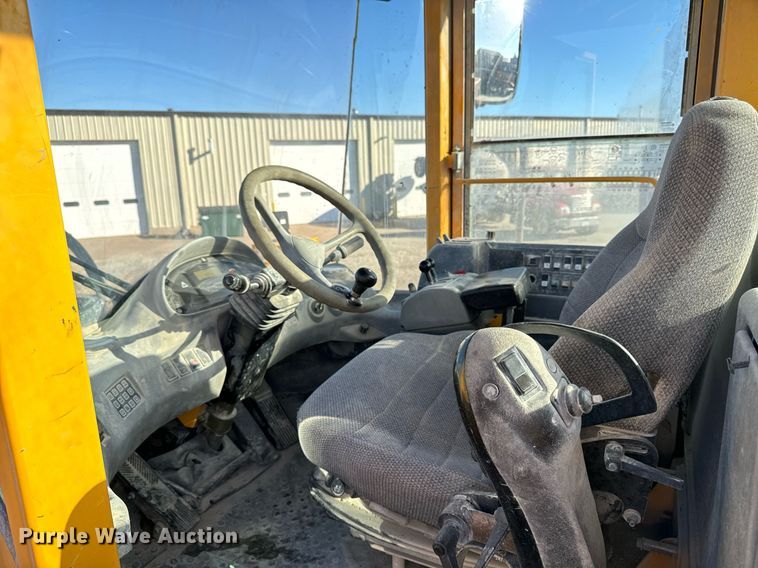 image for item DW2420 2006 Volvo L330E wheel loader