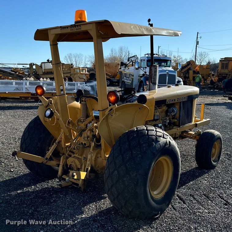 image for item DW2431 1971 John Deere 401 tractor