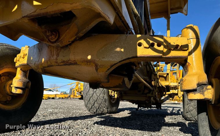 image for item DW2431 1971 John Deere 401 tractor