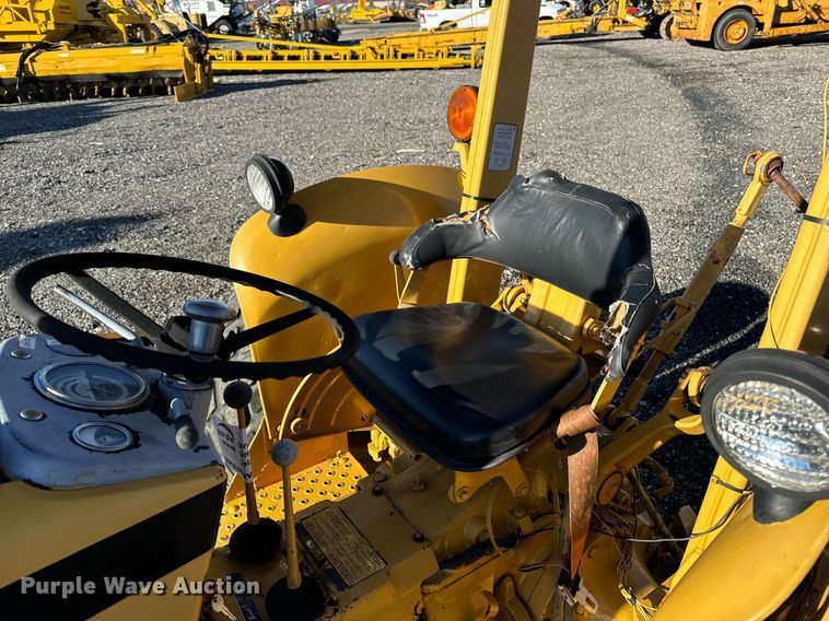 image for item DW2431 1971 John Deere 401 tractor