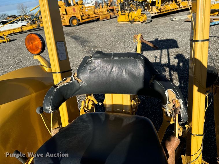 image for item DW2431 1971 John Deere 401 tractor