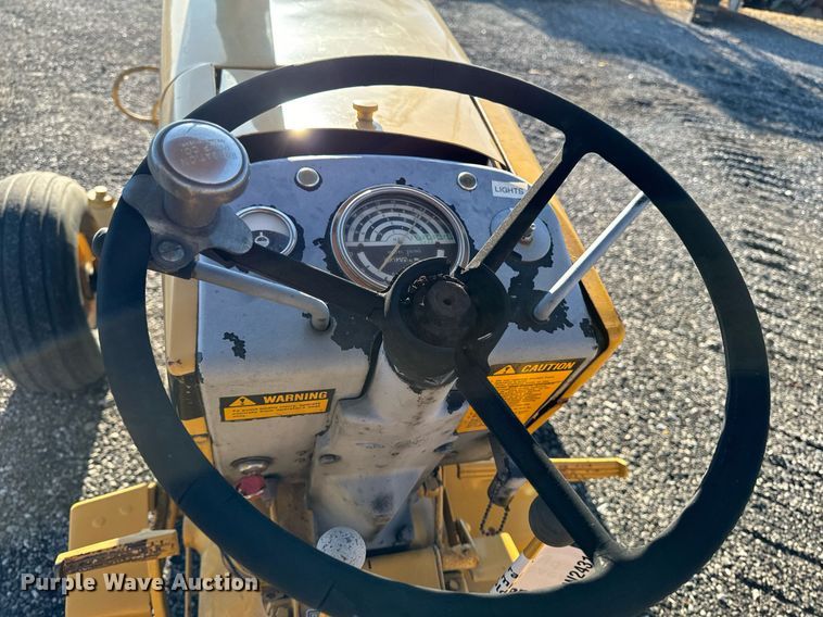 image for item DW2431 1971 John Deere 401 tractor