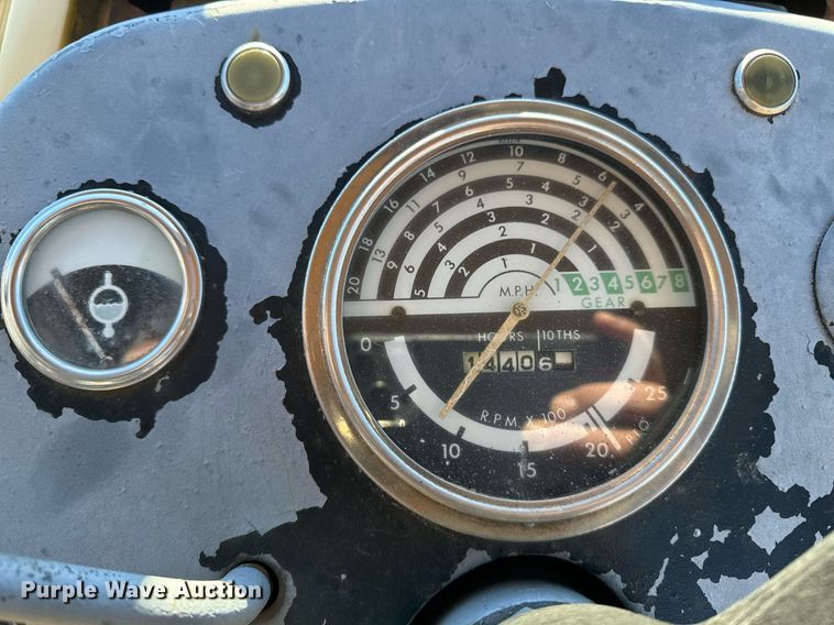 image for item DW2431 1971 John Deere 401 tractor