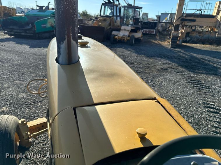 image for item DW2431 1971 John Deere 401 tractor