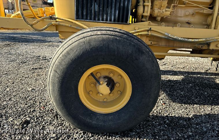 image for item DW2431 1971 John Deere 401 tractor