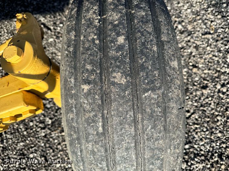 image for item DW2431 1971 John Deere 401 tractor