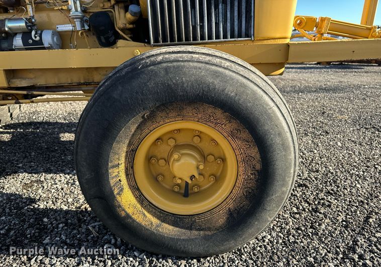 image for item DW2431 1971 John Deere 401 tractor