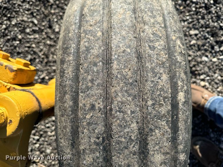 image for item DW2431 1971 John Deere 401 tractor