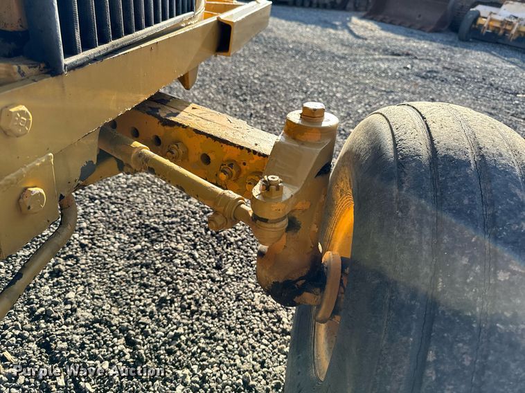 image for item DW2431 1971 John Deere 401 tractor