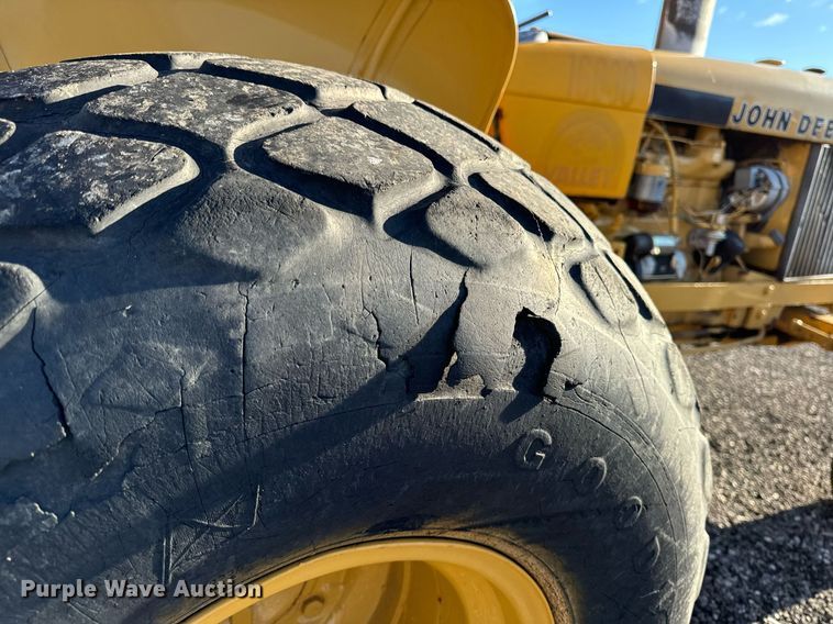 image for item DW2431 1971 John Deere 401 tractor