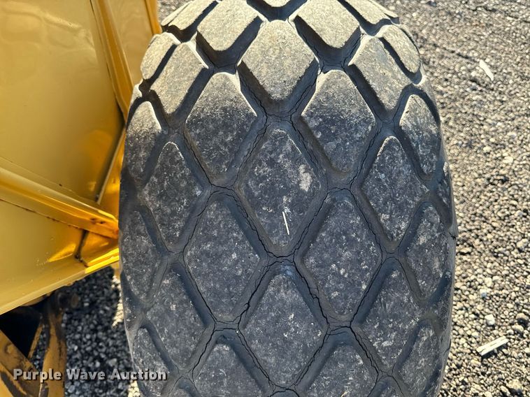 image for item DW2431 1971 John Deere 401 tractor