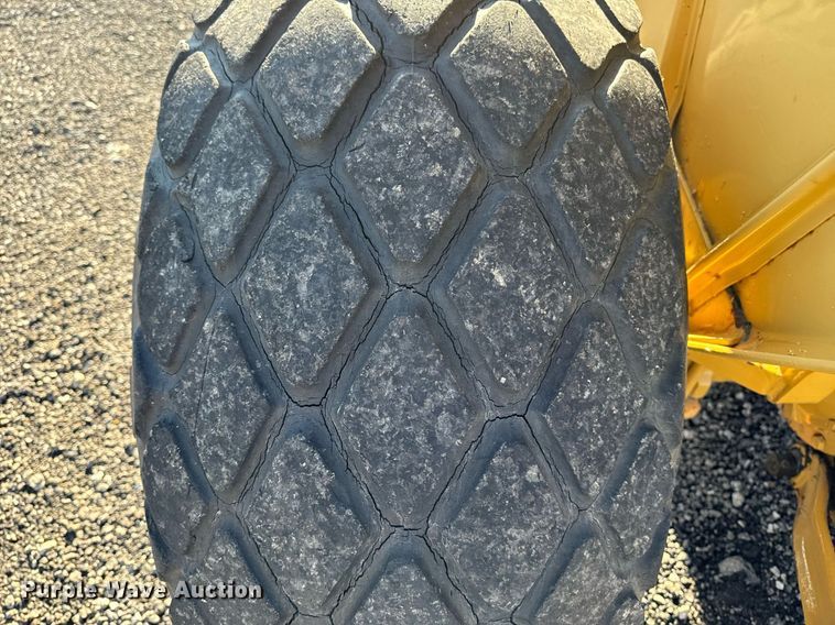 image for item DW2431 1971 John Deere 401 tractor