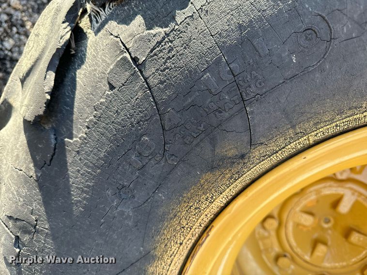 image for item DW2431 1971 John Deere 401 tractor