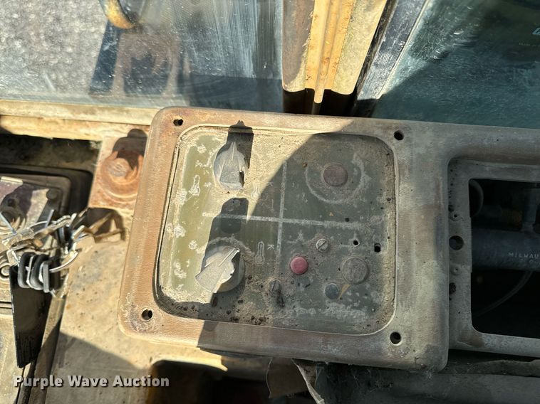 image for item DW2433 1981 Caterpillar 953 track loader