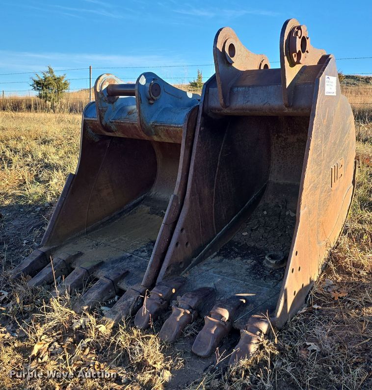 image for item DW3983 (2) excavator buckets