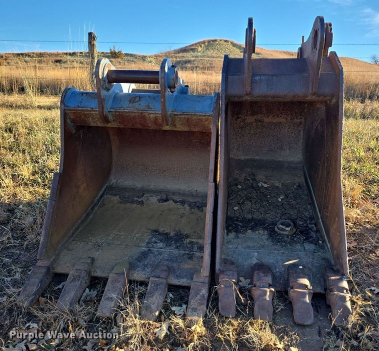 image for item DW3983 (2) excavator buckets