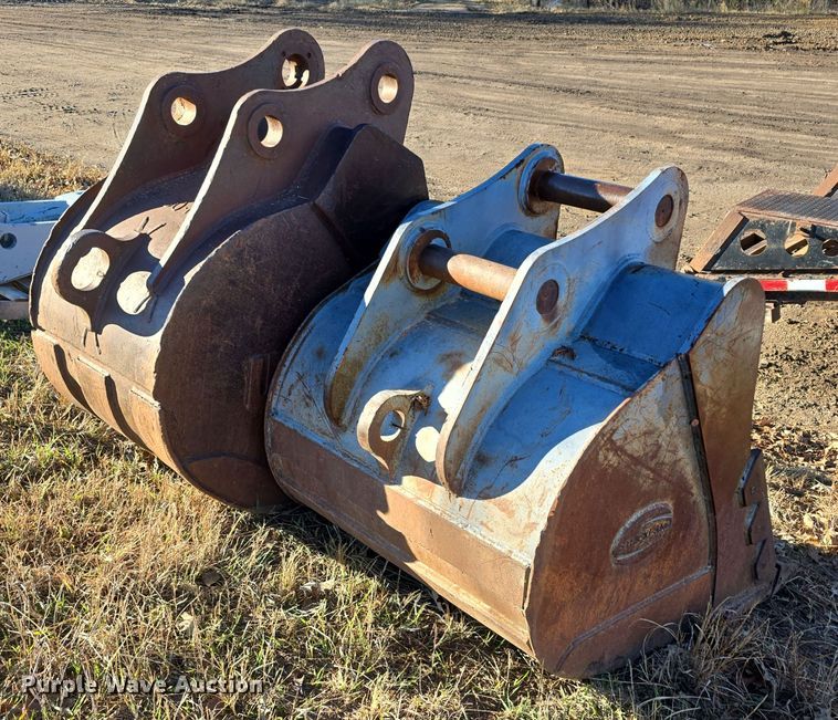 image for item DW3983 (2) excavator buckets