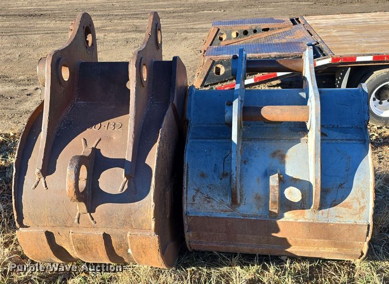 image for item DW3983 (2) excavator buckets