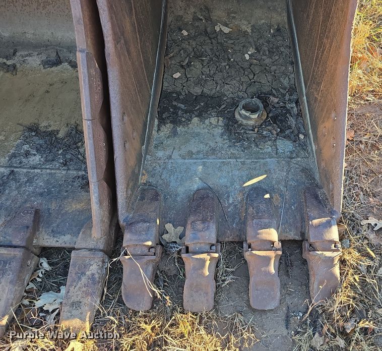 image for item DW3983 (2) excavator buckets