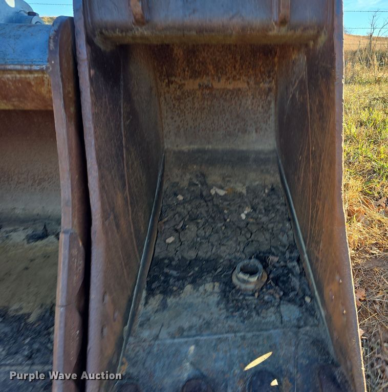 image for item DW3983 (2) excavator buckets