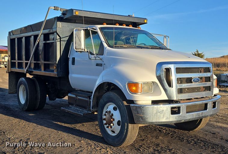image for item DW3986 2005 Ford F750 Super Duty XLT dump truck