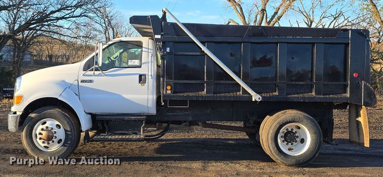 image for item DW3986 2005 Ford F750 Super Duty XLT dump truck