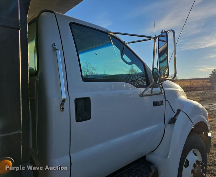 image for item DW3986 2005 Ford F750 Super Duty XLT dump truck