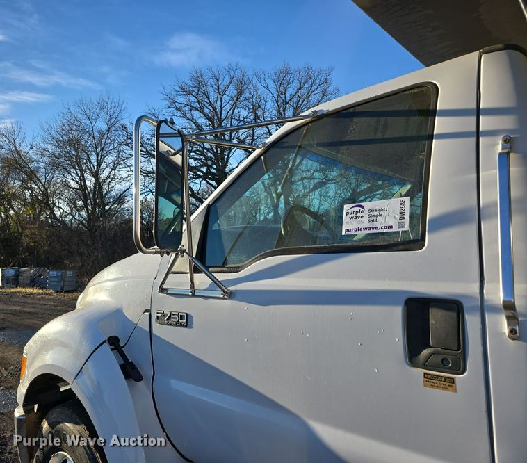 image for item DW3986 2005 Ford F750 Super Duty XLT dump truck