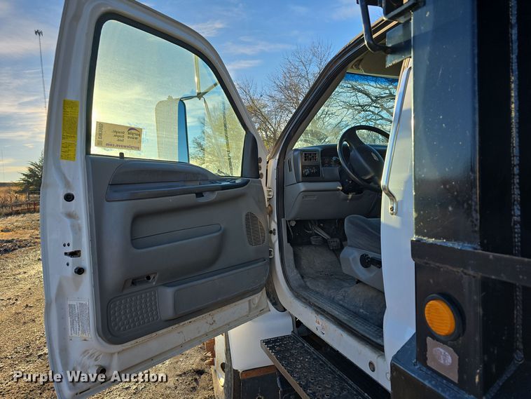 image for item DW3986 2005 Ford F750 Super Duty XLT dump truck