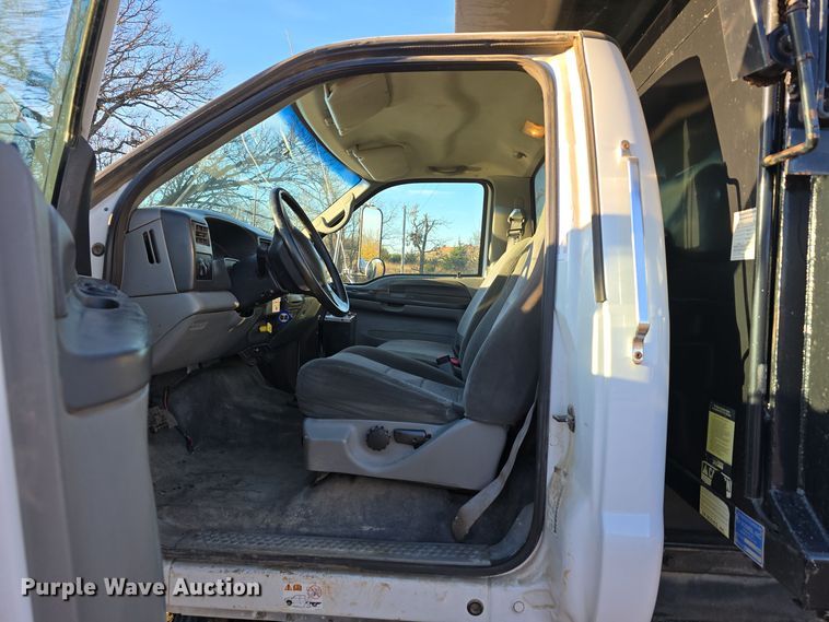 image for item DW3986 2005 Ford F750 Super Duty XLT dump truck