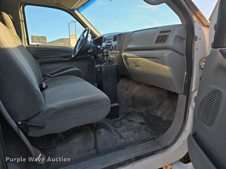 image for item DW3986 2005 Ford F750 Super Duty XLT dump truck