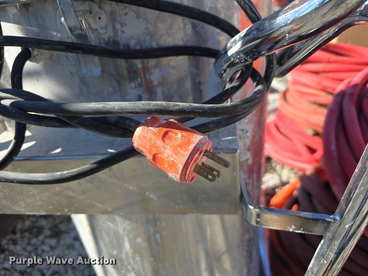 image for item DW3993 2018 Husqvarna W70P vacuum