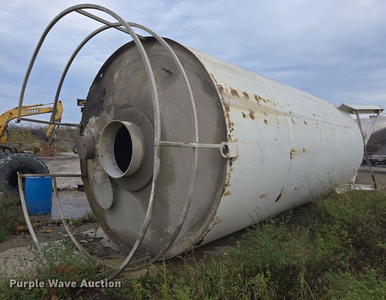 image for item DX1524 Concrete silo