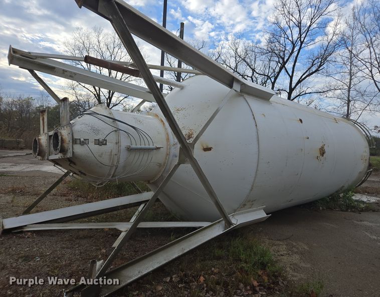 image for item DX1524 Concrete silo
