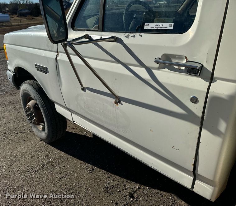 image for item DX3819 1989 Ford F350 Super Duty bucket truck