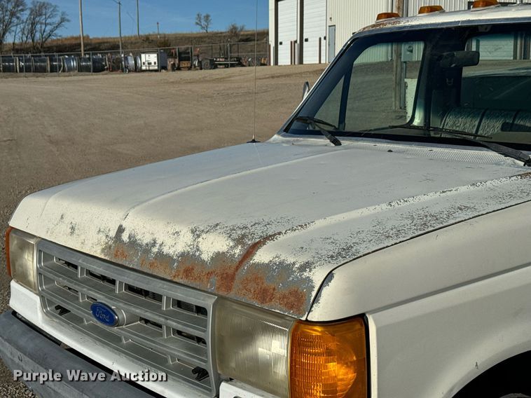 image for item DX3819 1989 Ford F350 Super Duty bucket truck
